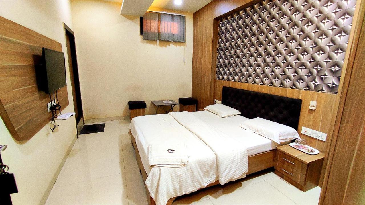 Hotel Amigo Ratlām Екстериор снимка