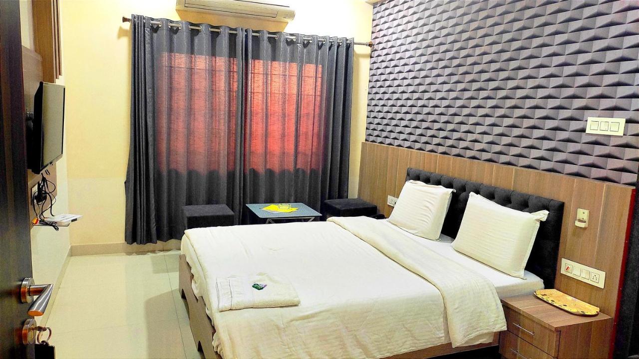 Hotel Amigo Ratlām Екстериор снимка